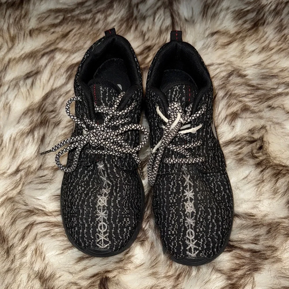 Nike Black and Gray Patterned Sneakers